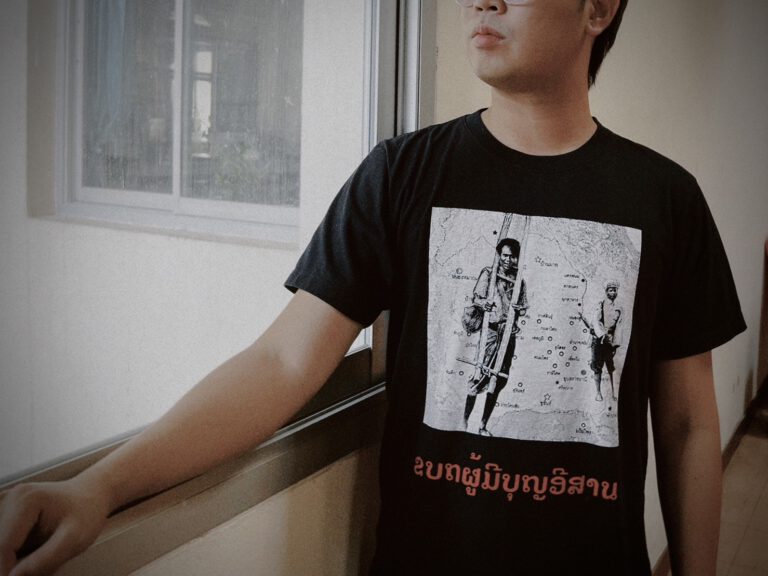 คนสวมเสื้อหนึ่งในภาพเหตุการณ์กบฏผีบุญหรือกบฏผู้มีบุญ